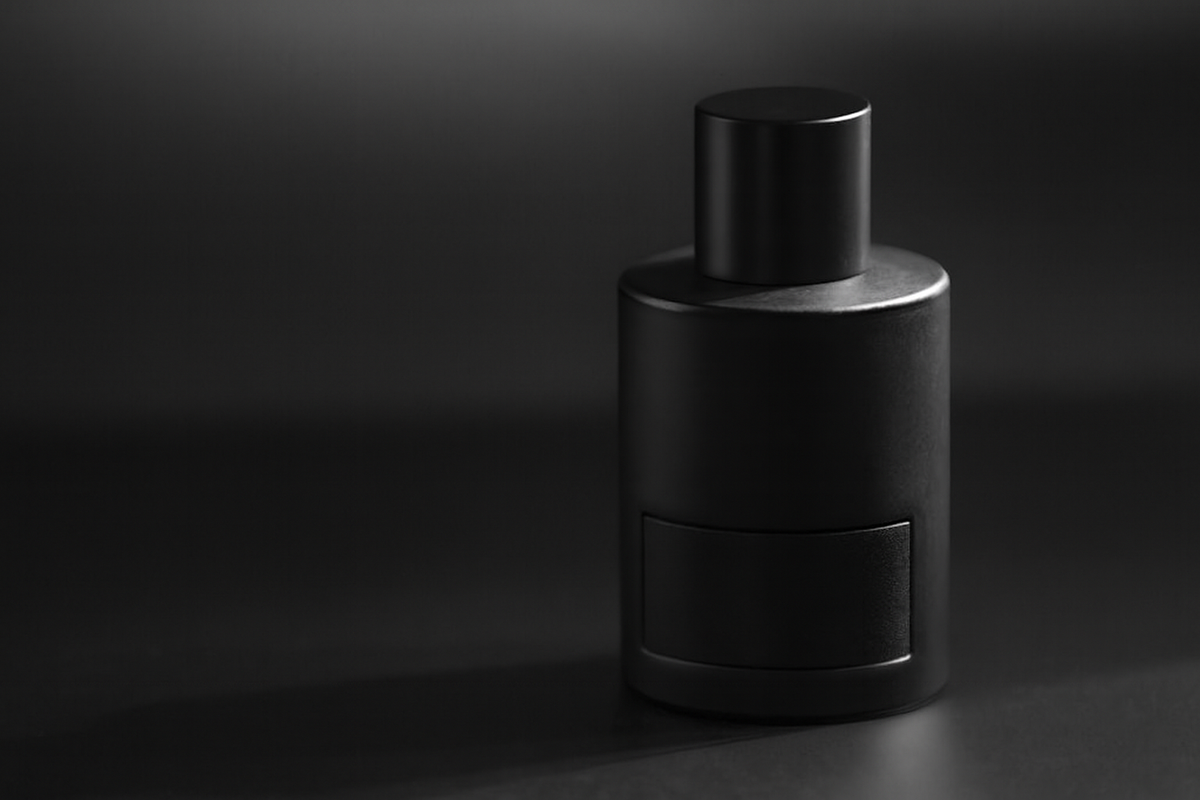 Flacon sans nom de parfum noir
